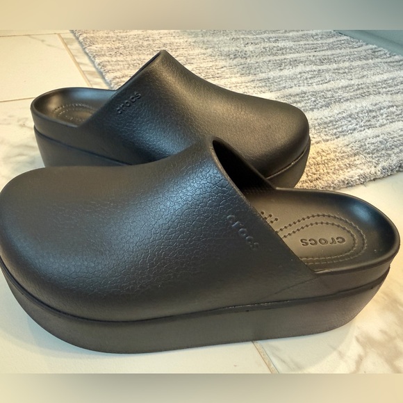 CROCS Women's Black Platform Clogs - Picture 2 of 4